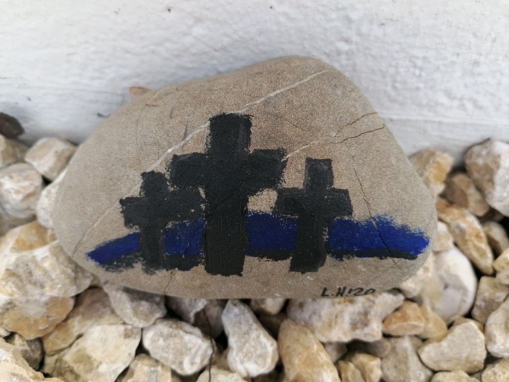 Osterstein mit drei schwarzen Kreuzen